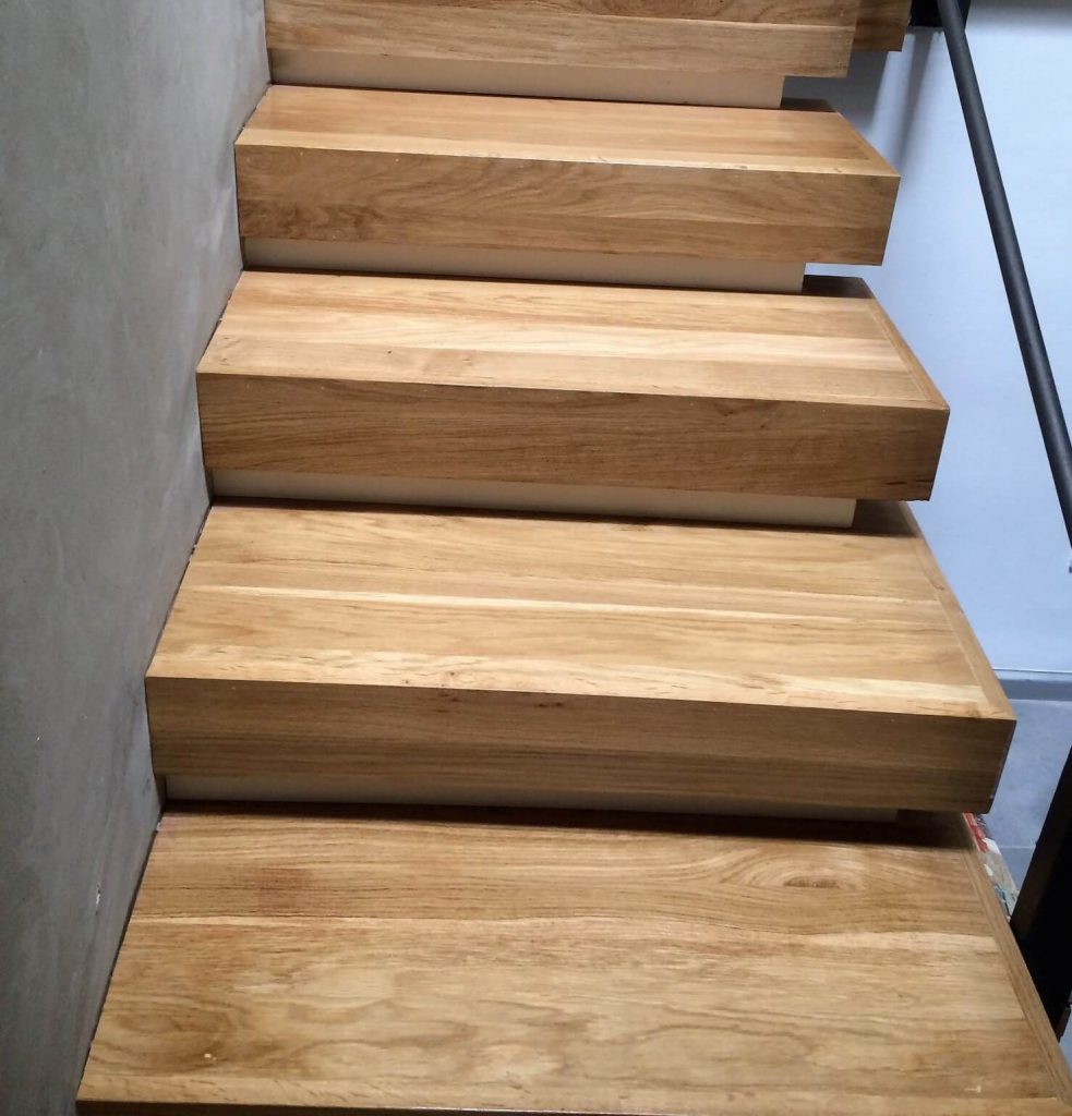 מדרגות עץ אלון  לאמי (1)